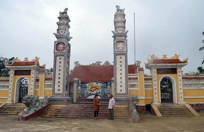 Đình làng La Hà, nơi hàng năm vào rằm tháng Giêng, người dân tổ chức ngày hội làng và lễ hội chọi gà.