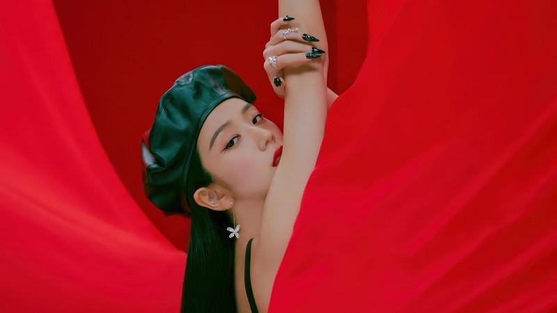 Ảnh Jisoo BlackPink với nụ cười tươi tắn