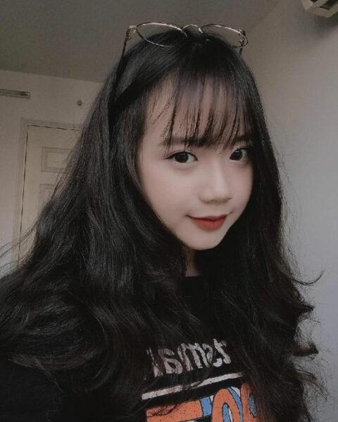 Hình ảnh cô gái đeo kính cận đáng yêu với nụ cười nhẹ nhàng